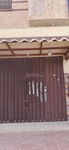 محل تجاري للبيع مزود بالماء والكهرباء ومرحاض