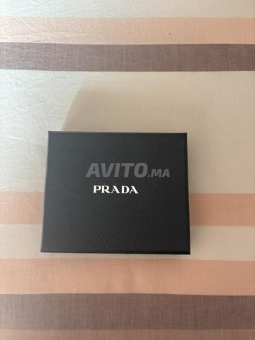 محفظة برادا جلدية بشعار معدني - 2