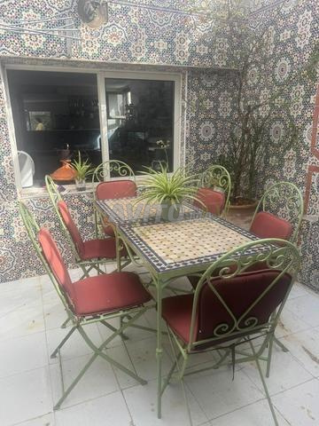 طاولة وكراسي