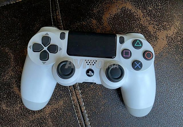 Manette PS4 encore neuve