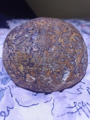 حجر رائع يخترقه الضوء