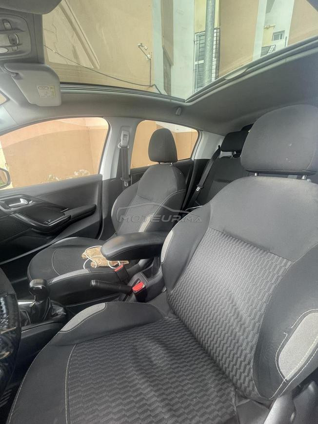 Peugeot 208 Diesel Manuelle 2018 à Bouznika