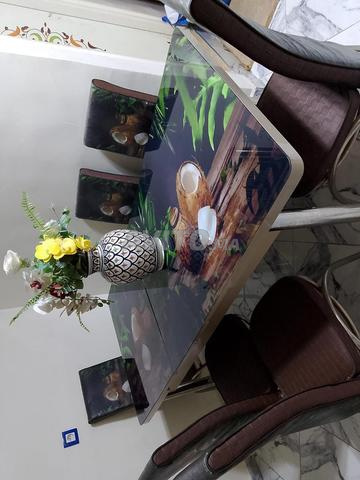Grande table avec chaises
