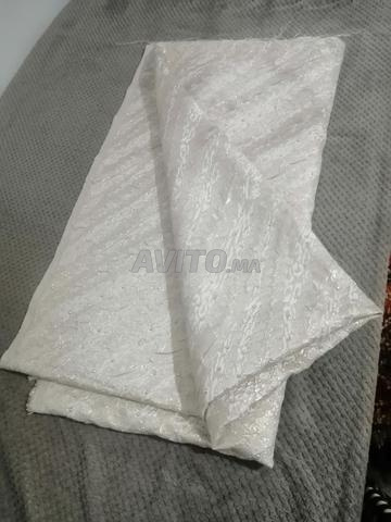 كوبون أبيض مزخرف بـ 'حجرات