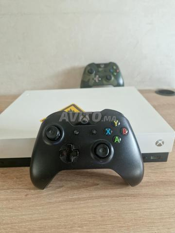 XBOX ONE X 1TO AVEC UNE MANETTE - 2