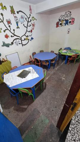 Table avec 10 chaises pour maternelle / crèche
