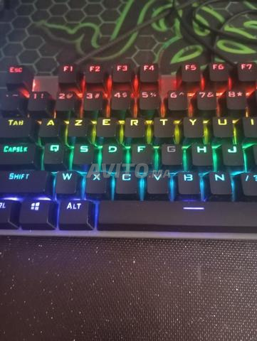 لوحة مفاتيح ميكانيكية زرقاء بسويتش RGB
