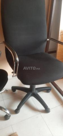 10 chaises et un grand bureau en bon état à vendre urgemment - 2