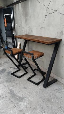 Table bar avec 2 tabourets en bois massif