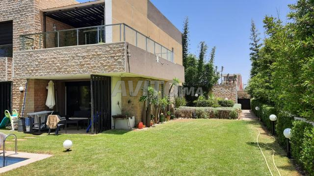 فيلا فاخرة بشاطئ الأمم للبيع