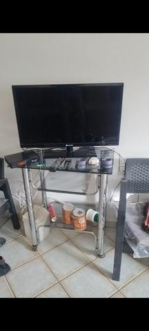 TV LED TNT GoldVision et un décodeur.