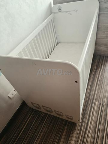Lit bébé avec matelas 60 x 120 cm en très bon état