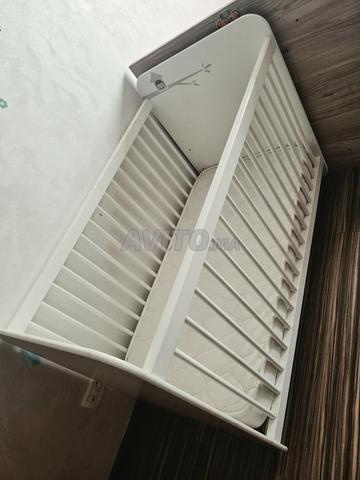 سرير أطفال مع مرتبة 60 × 120 سم بحالة ممتازة - 2