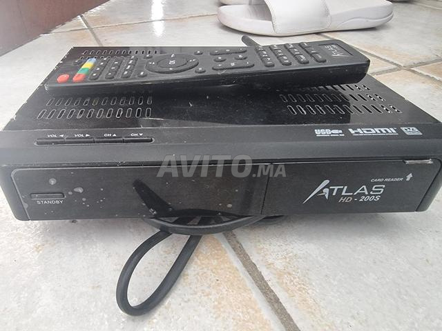 TV LED TNT GoldVision et un décodeur. - 2
