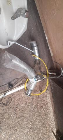 Petit lavabo et 2 robinets inox