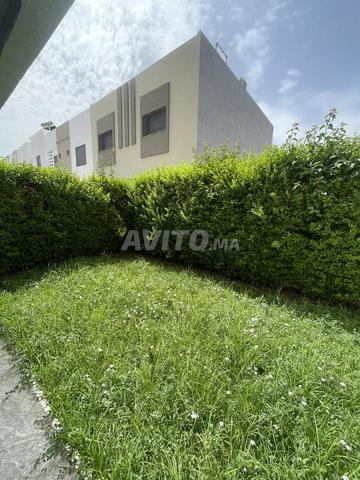 فيلا رائعة بحديقة للبيع - 2