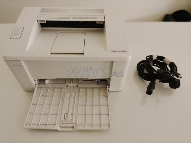 Imprimante HP LaserJet Pro avec ses câbles