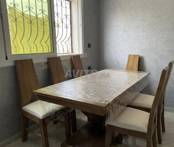 Table à manger solide et lourde avec 6 chaises