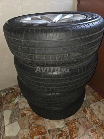 Lot de 4 pneus Pirelli 215/65 R17 99V avec 4 jantes - 2
