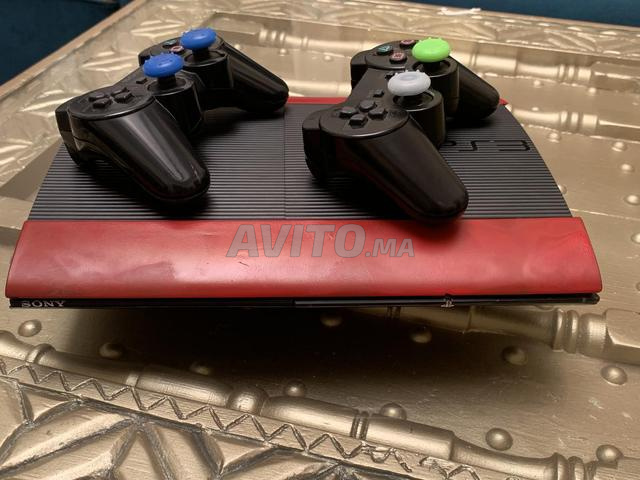 PS3 Pro flashée 2 manettes avec 24 jeux négociable