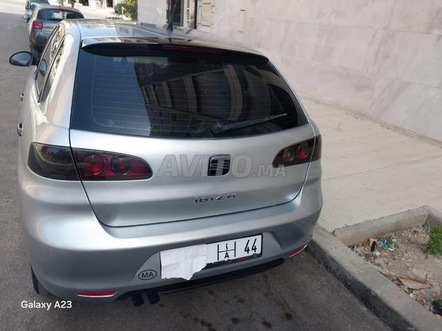 Voiture en bon état et propre - 2