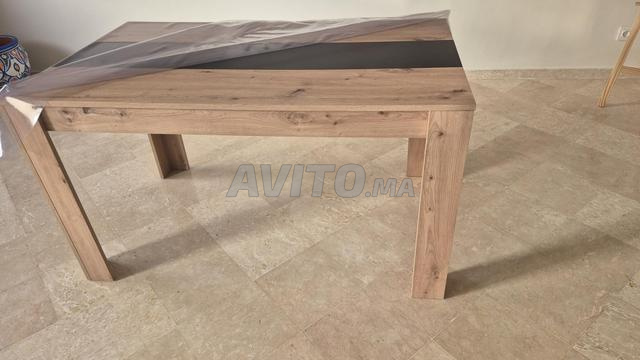 Table 4/6 personnes en bois et noir