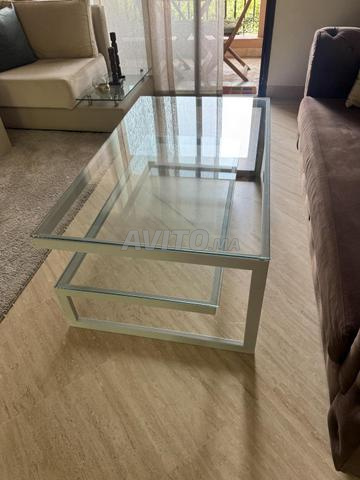 طاولة عصرية من الزجاج والمعدن – بحالة ممتازة - 2