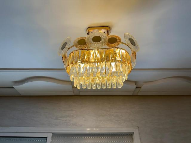 Lustre suspendu luxueux en cristal et doré, style royal