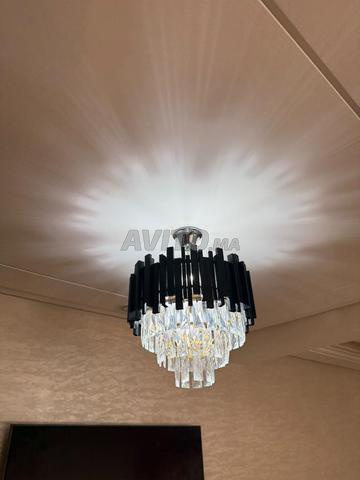 Lustre suspendu luxueux au design moderne et élégant.