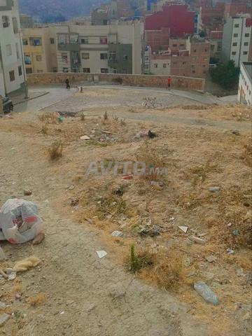 أرض بموقع مميز قرب السوق والمدرسة وحي جميل بمساحة