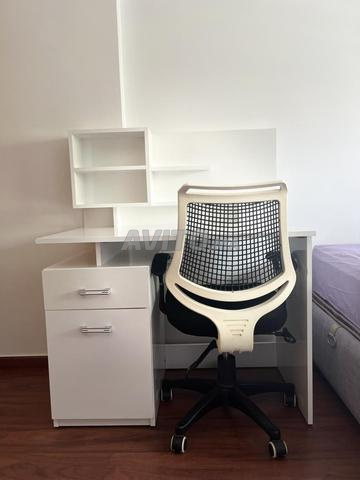 Bureau moderne avec chaise
