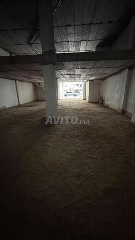 Local commercial avec mezzanine à vendre