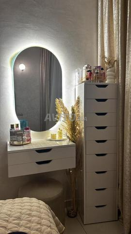 مرآة LED مع تسريحة وتخزين