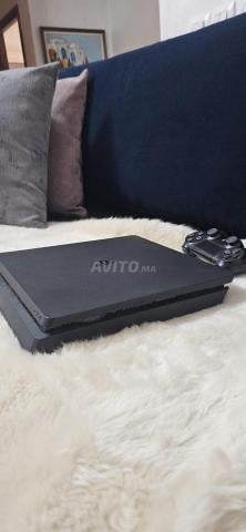 PS4 Slim avec manette en parfait état - 2
