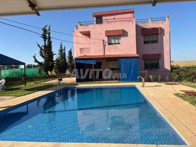 Villa à louer avec piscine et jardin
