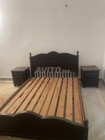 Cadre de lit et deux tables de chevet - 2