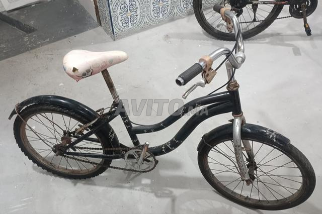 Vélo avec cadre intact, nécessite une réparation avant utilisation