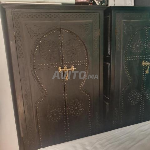 خزانة يدوية الصنع من الخشب الصلب المنحوت