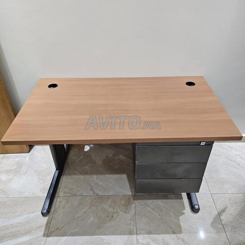 Bureau solide et pratique, prix négociable - 2