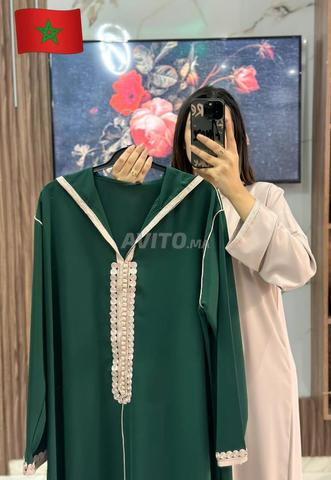 Ensemble de vêtements élégants pour femmes disponible en différentes couleurs