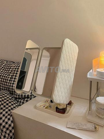 Miroir de maquillage LED à triple volets - 2