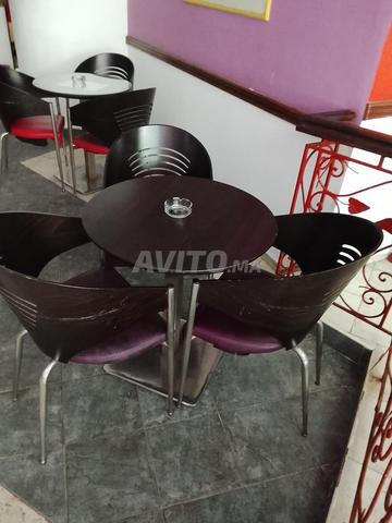 Chaises et table pour café