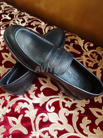 Deux chaussures en cuir au prix d'une paire disponible en tailles 40/41