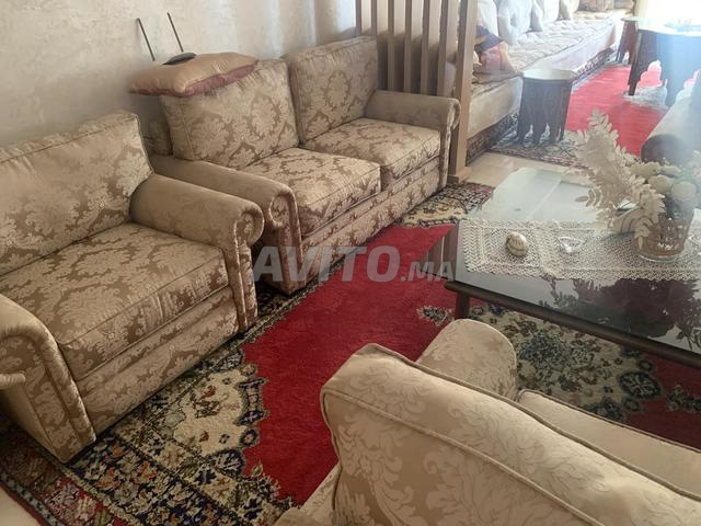 🛋️ للبيع – كنبة صالون بحالة جيدة جداً