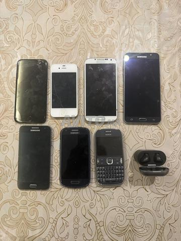 Lot de téléphone Samsung et I Phone et Oreillette
