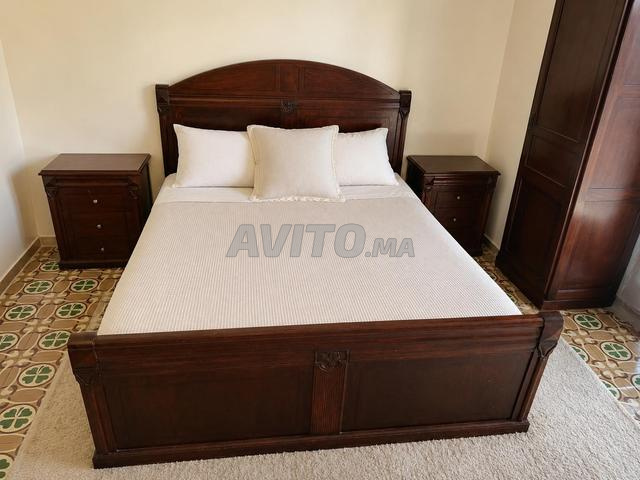 Vente lit bois massif et deux tables de chevet - 2