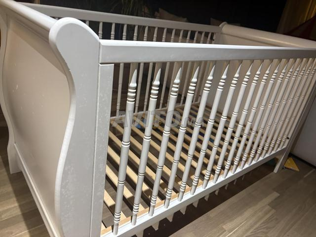 Lit bébé en bois blanc avec matelas. Très bon état - 2