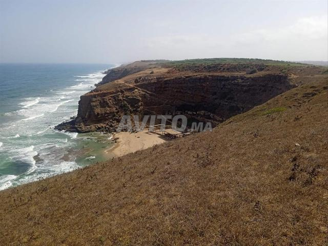 أرض سياحية مميزة للبيع بإطلالة مباشرة على البحر