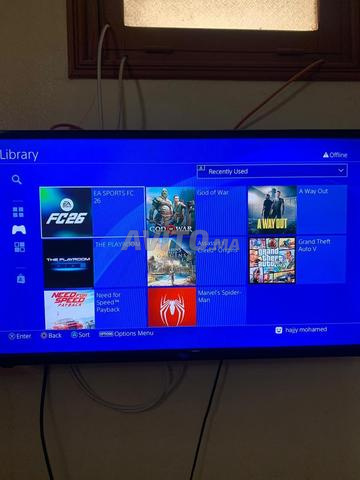PlayStation 4 avec une manette - 2