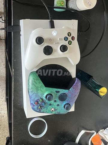 Xbox Series S مع وحدة تحكم واحدة ووحدة تحكم Elite